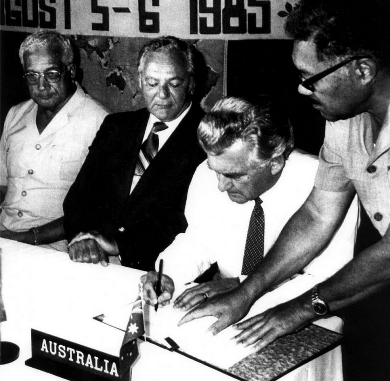 Премьер-министр Австралии Боб Хоук подписывает Договор о безъядерной зоне южной части Тихого океана в 1985 году.