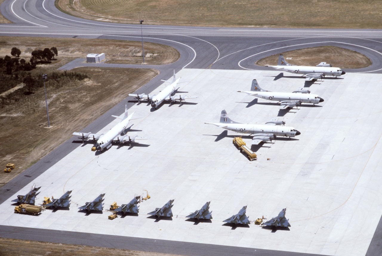 Самолёты «Мираж III» австралийских королевских ВВС и «Локхид P-3 Орион» ВВС США на военных учениях стран АНЗЮС в Австралии, 1982 г.