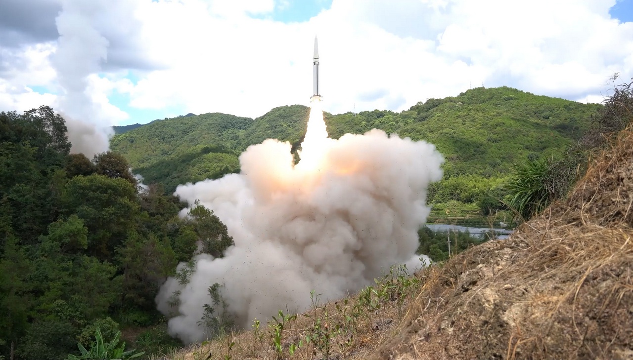 Пуск ракеты во время учений Народно-освободительной армии Китая по случаю посещения Тайваня спикером Палаты представителей США Нэнси Пелоси.