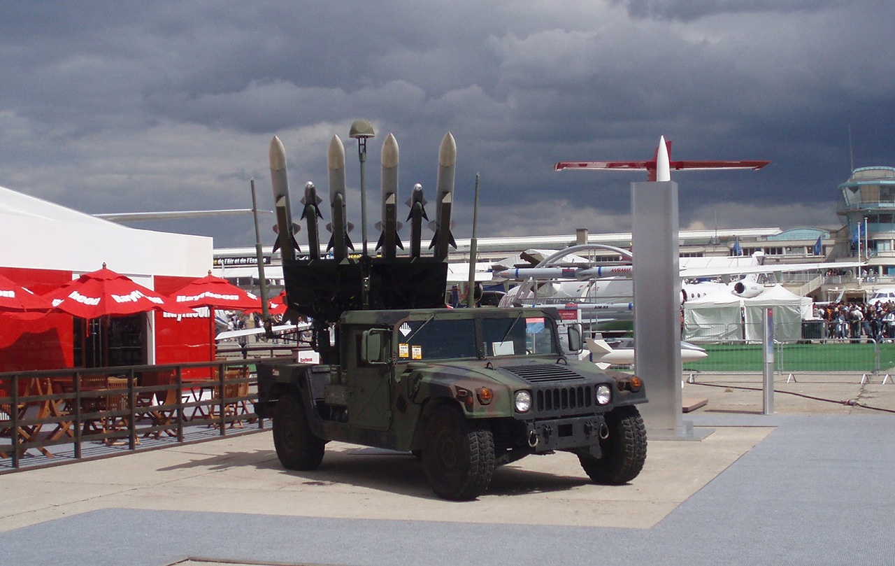 Высокомобильная пусковая установка M1152A1 с четырьмя ракетами AIM-120 AMRAAM и двумя ракетами AIM-9X Sidewinder.
