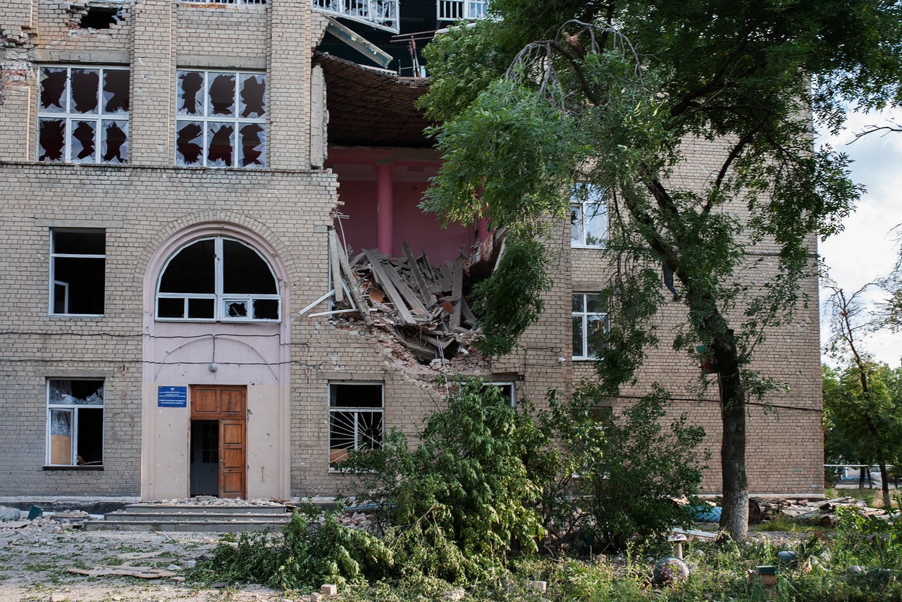 Разрушенные школы и жилые дома оставляют за собой укронацисты.