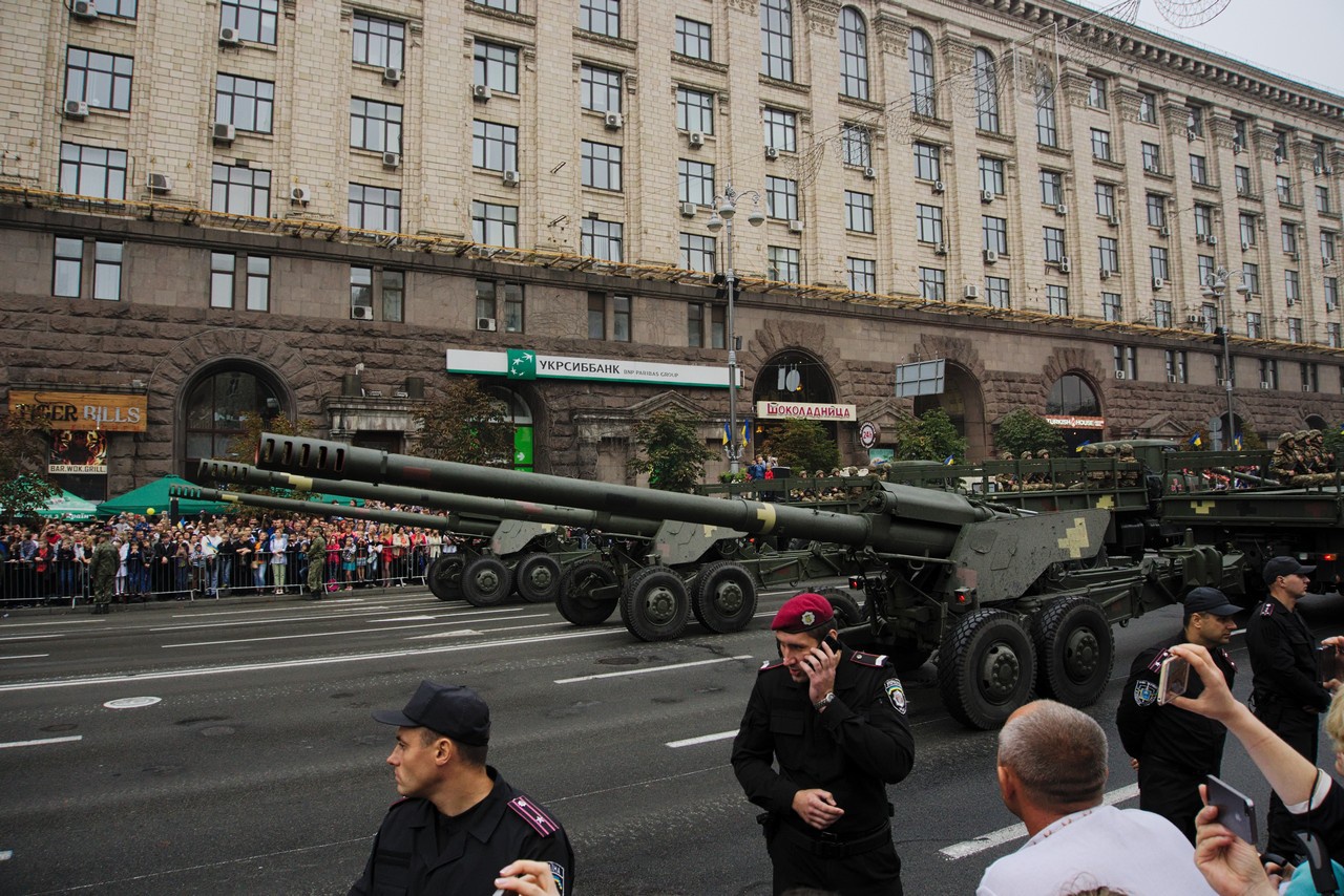 Колонна буксируемых пушек 2А36 «Гиацинт-Б» 44-й артиллерийской бригады проходит по Крещатику на параде в честь Дня независимости Украины, 2016 г.