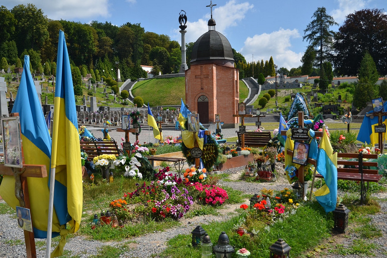 Украинские погосты нынче напоминают места захоронений каких-то шахидов.