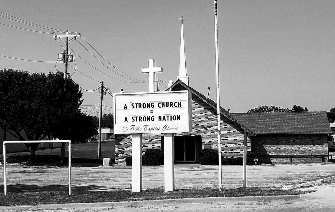 Часть американского общества придерживается христианских ценностей. Надпись перед храмом в Техасе: «Сильная церковь = сильная нация».