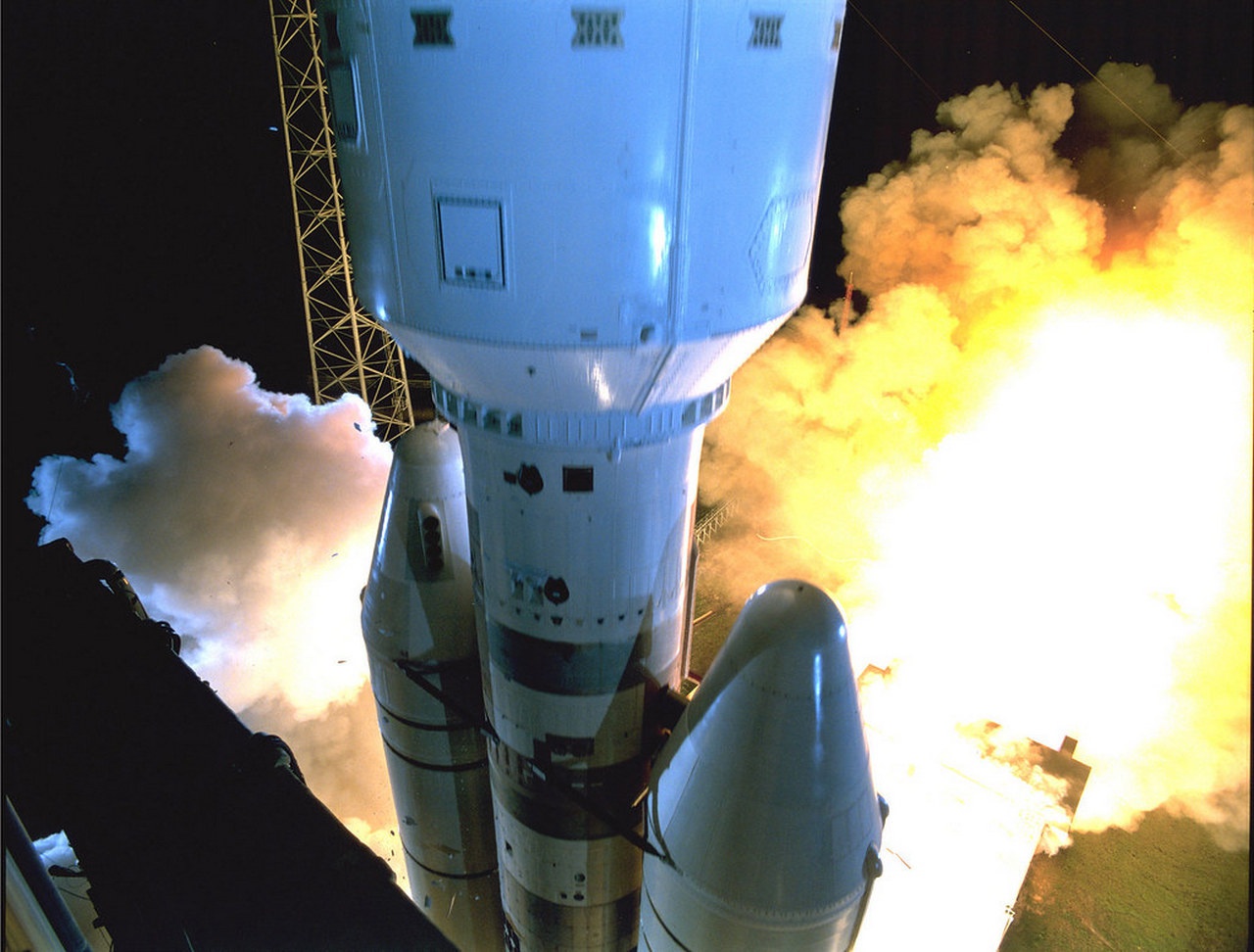 Старт ракеты-носителя Titan IV.
