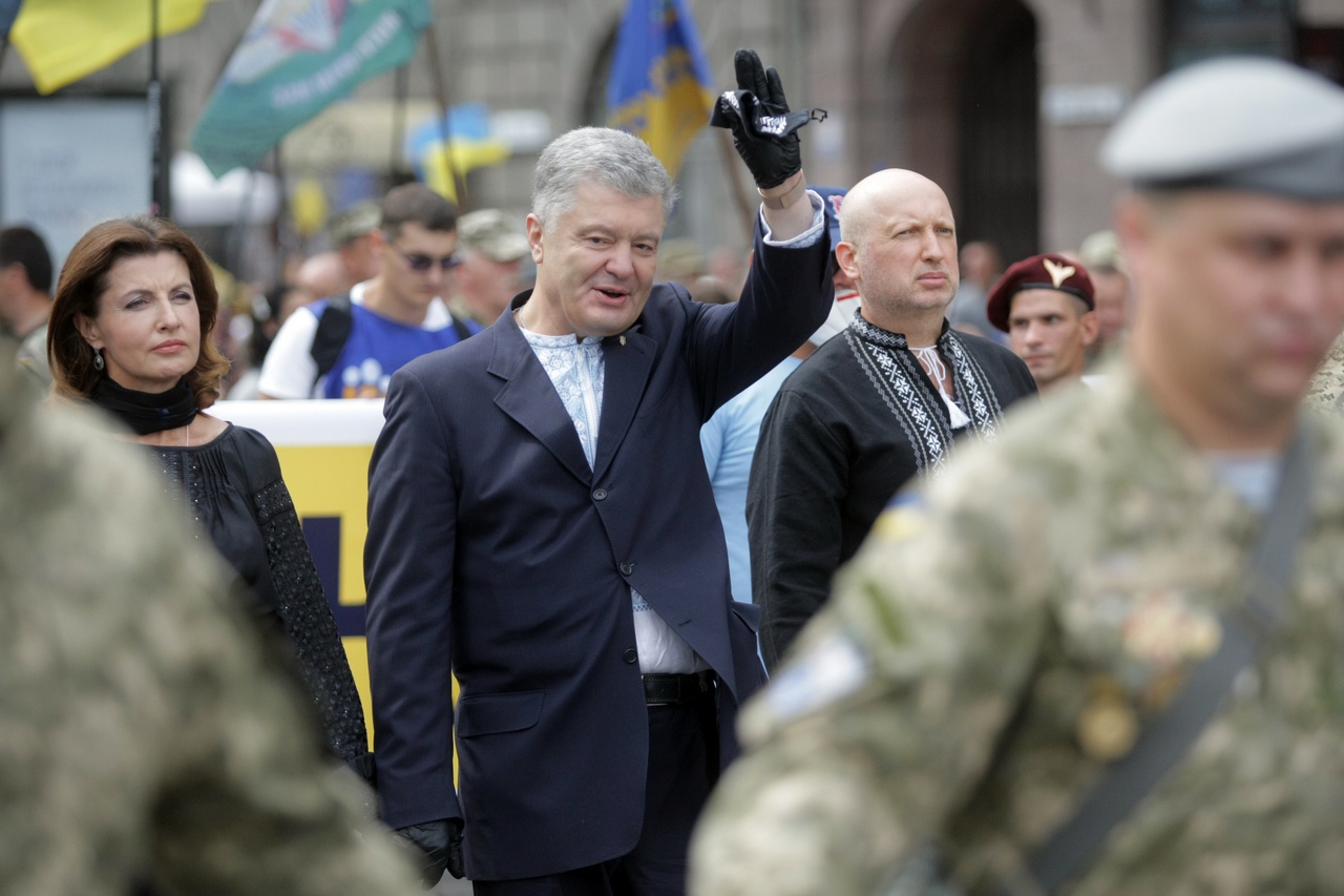 Порошенко (в центре) и Турчинов (справа) знают гораздо больше нынешнего президента Украины.