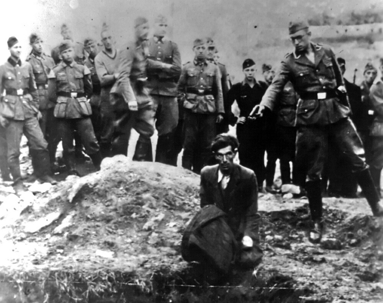 Фотография расстрела последнего еврея Винницы, сделанная офицером немецкой айнзатцгруппы 25.08.1942 г.