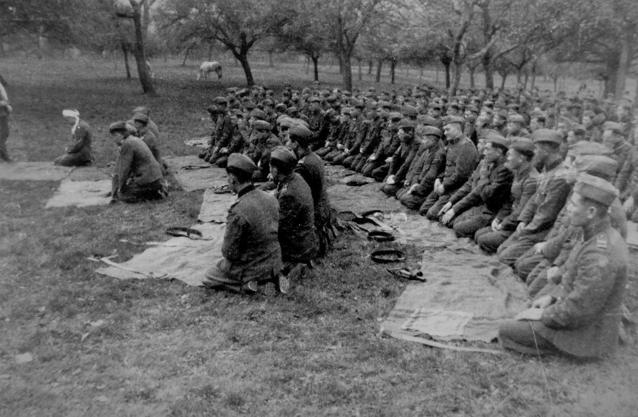 Солдаты Туркестанского легиона вермахта совершают намаз.
