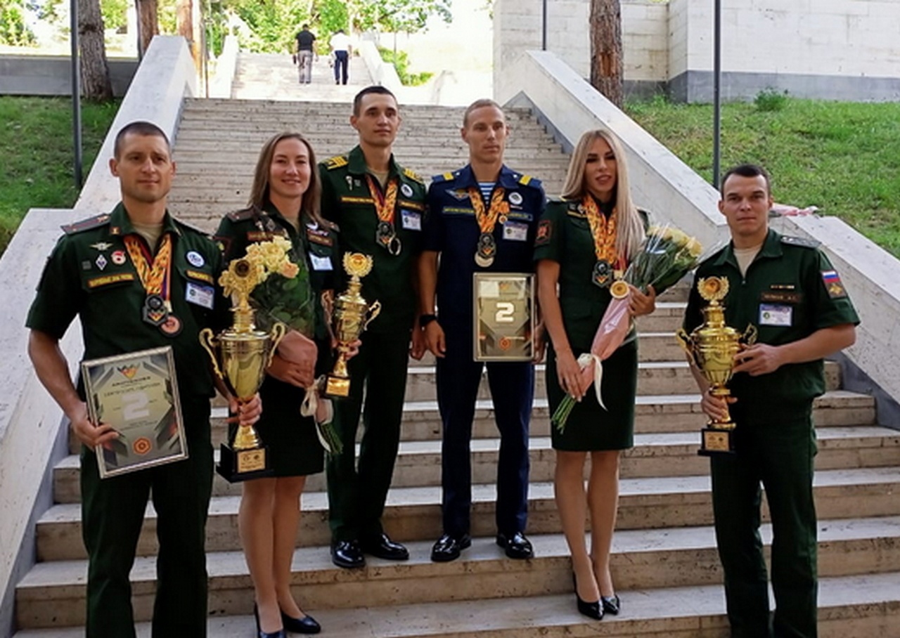 Победу на международном этапе конкурса «Воин мира-2022» одержала ефрейтор Марина Говор (вторая справа).