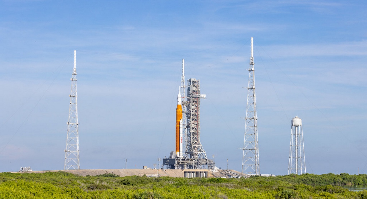 Ракета SLS готовится к старту.