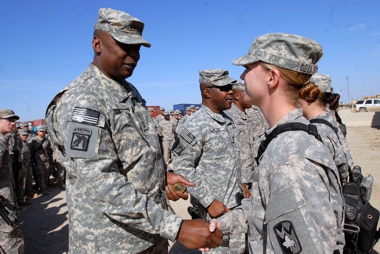 Министр обороны США Ллойд Остин, похоже, один из немногих в армии США правильной ориентации.
