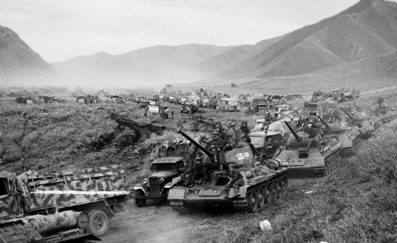 Колонна советского танкового соединения проходит по горному хребту Большой Хинган.
