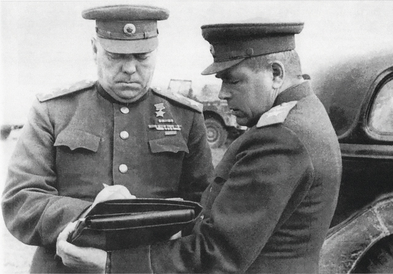 Маршалу Александру Василевскому (слева) было поручено командование войсками Дальнего Востока в войне с милитаристской Японией.