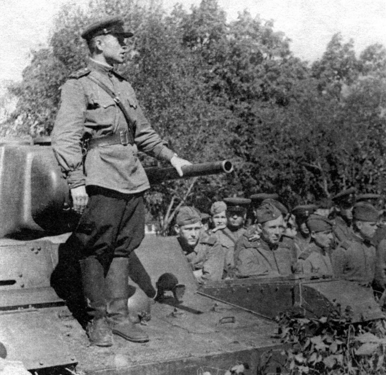 Митинг в одной из танковых частей перед началом войны с Японией.