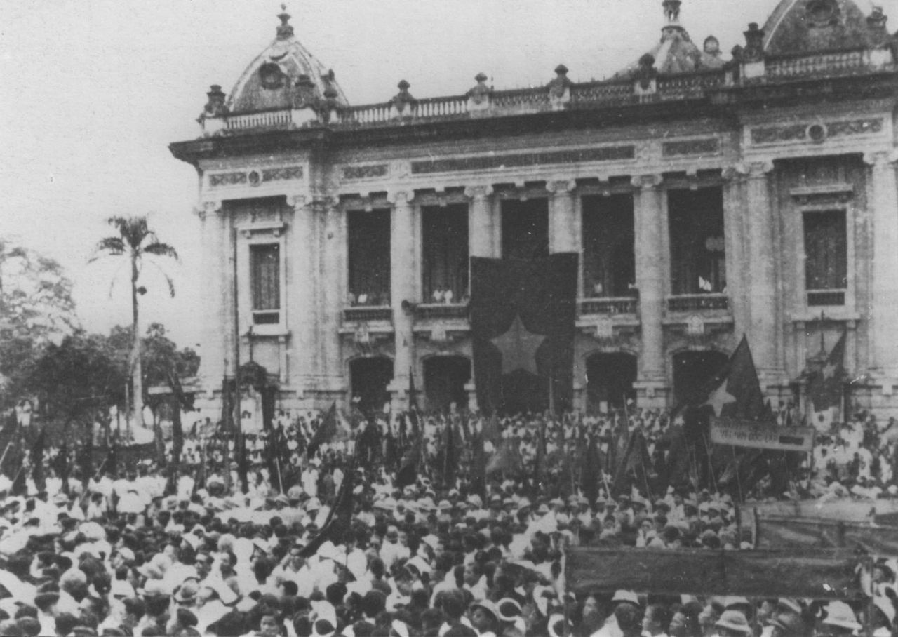Митинг сторонников Вьетминь (Лига независимости Вьетнама) на площади перед Ханойским оперным театром, 19 августа 1945 г.