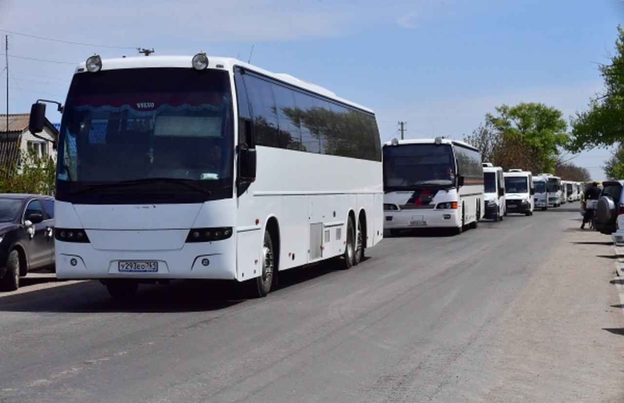 Автобусы с беженцами из Мариуполя стоят в очереди на проверку в фильтрационном пункте на российской границе.