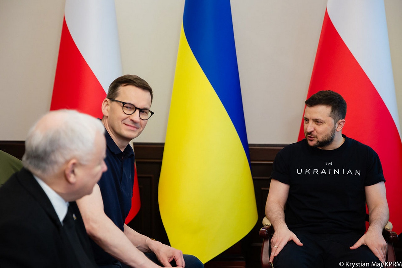 Польский премьер Матеуш Моравецкий (в центре) готовит счёт и Украине.