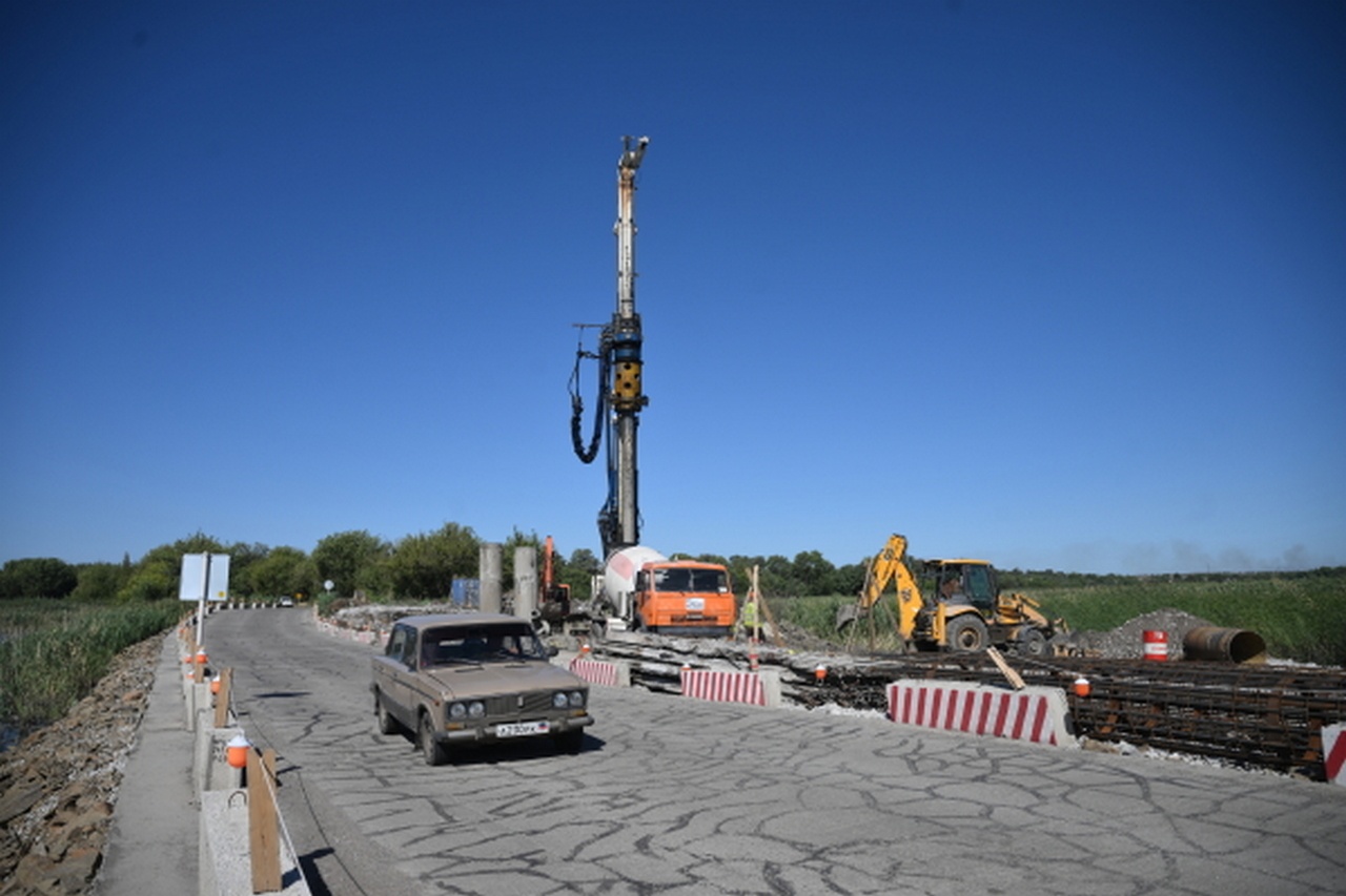 Работы по восстановлению моста строителями из России в ДНР.