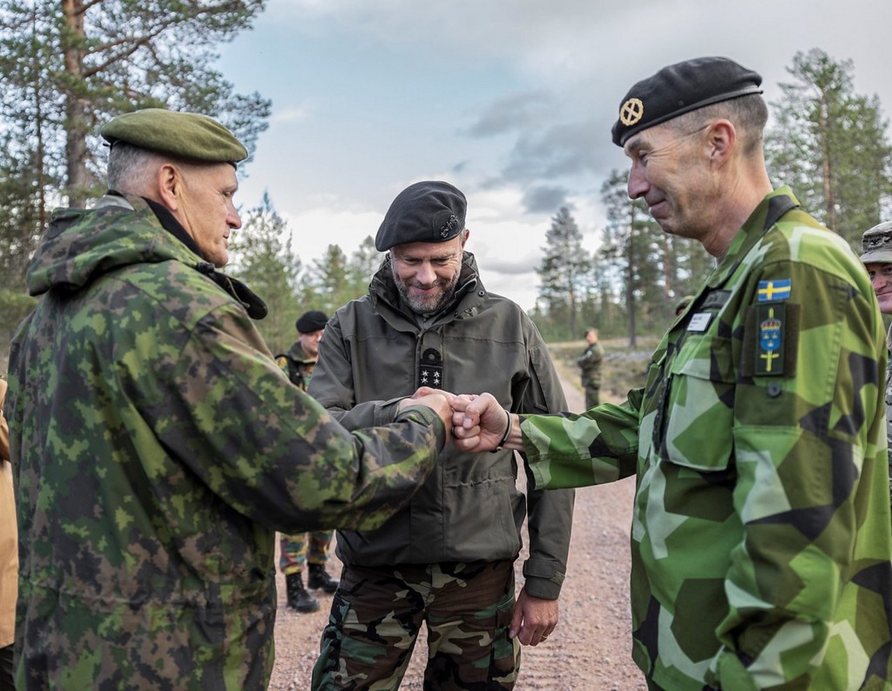 Горячие парни: слева направо: генерал Тимо Кивинен, командующий Силами обороны Финляндии, адмирал Роб Бауэр, председатель Военного комитета НАТО и генерал Микаэль Байден, верховный главнокомандующий шведскими вооружёнными силами. 