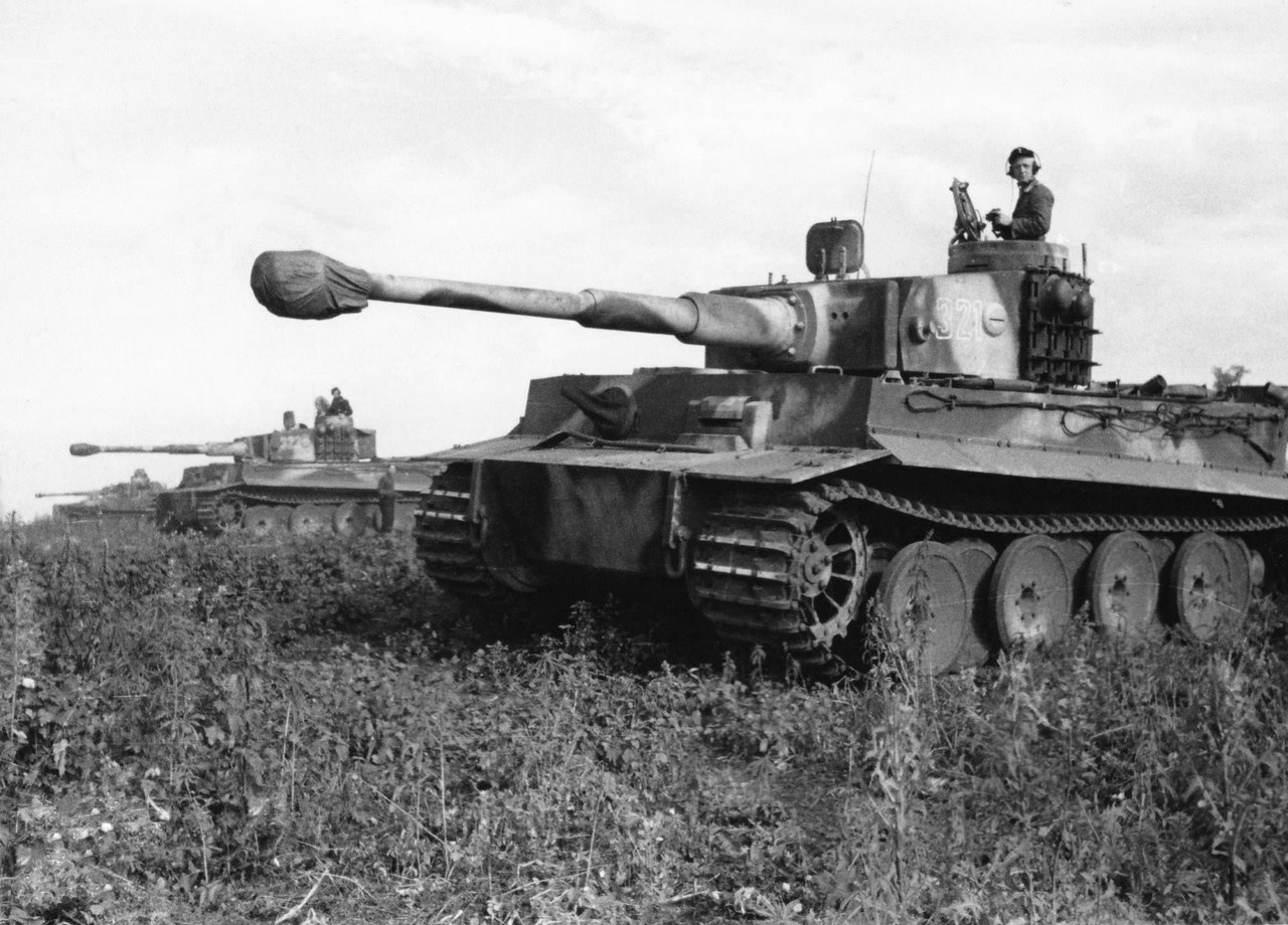 Танки Pz.Kpfw. VI «Тигр» немецкого 505-го тяжёлого танкового батальона в районе Курска.