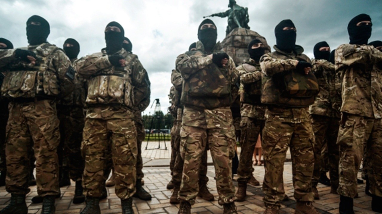 Наёмники из США и Европы приезжают сражаться бок о бок с украинской армией, и прежде всего вместе с «азовцами».