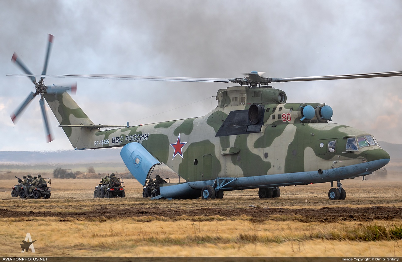 Вертолёты Ми-26 доставили на линию соприкосновения дополнительные силы российских войск.