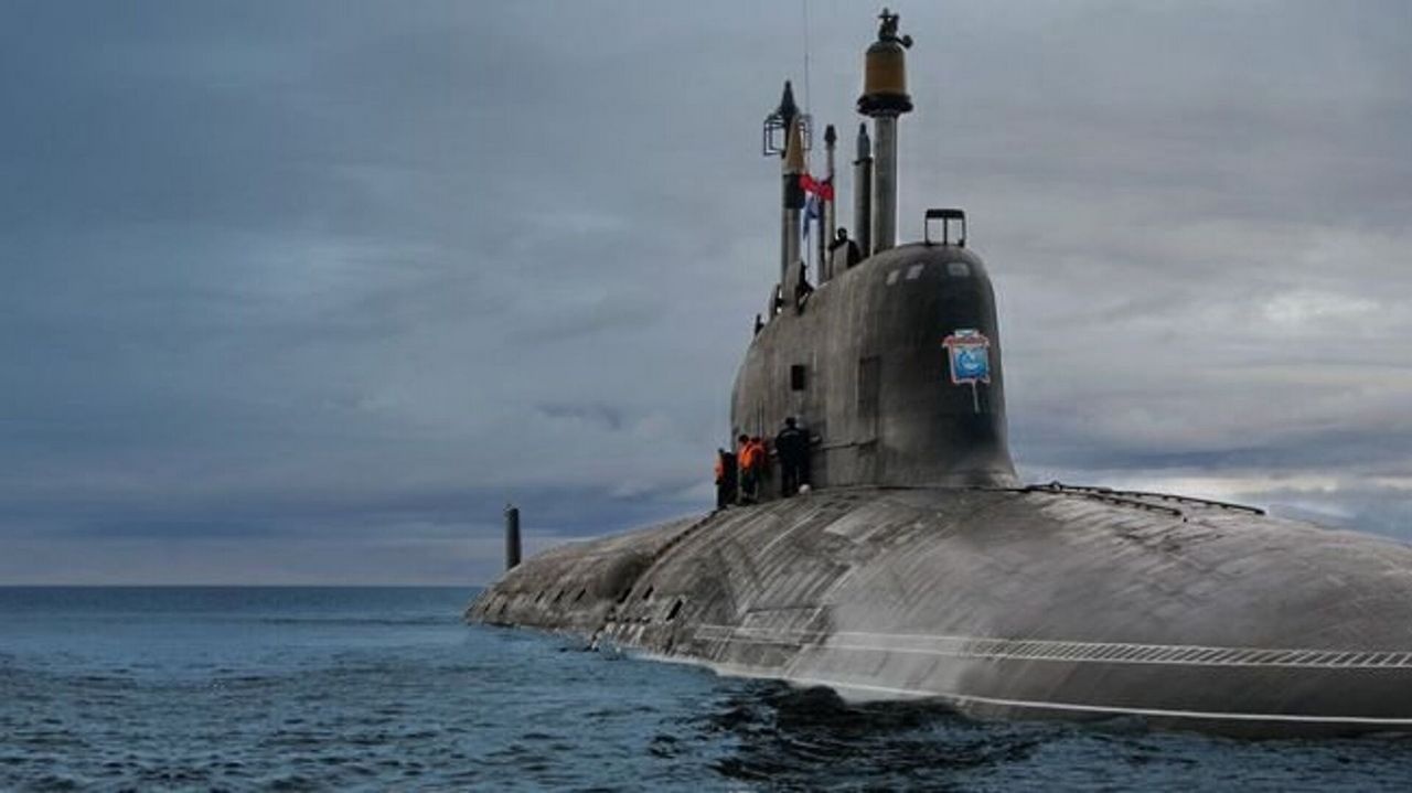 АПЛ «Новосибирск» готовится к швартовке после выполнения поставленной задачи.