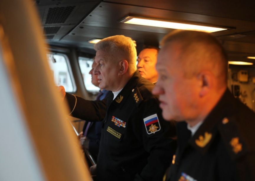 Главком ВМФ адмирал Николай Евменов лично руководит действиями сил флота.
