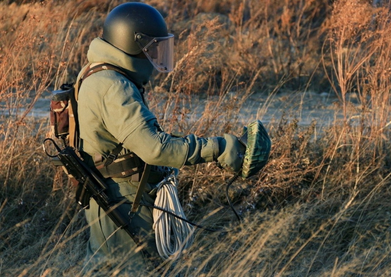 Сапёры ЮВО в горах Карачаево-Черкесии выполняют управление минными заграждениями.