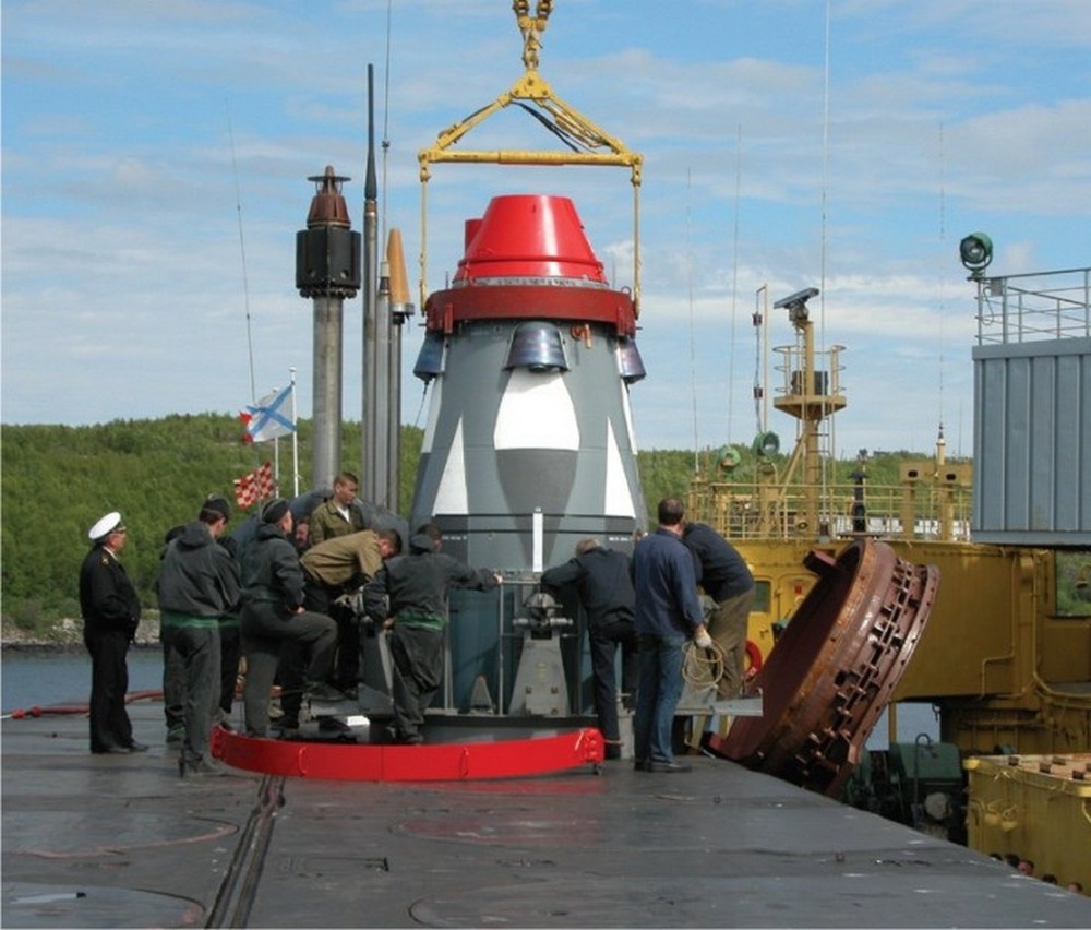 Погрузка ракеты «Лайнер» в шахту подводной лодки.