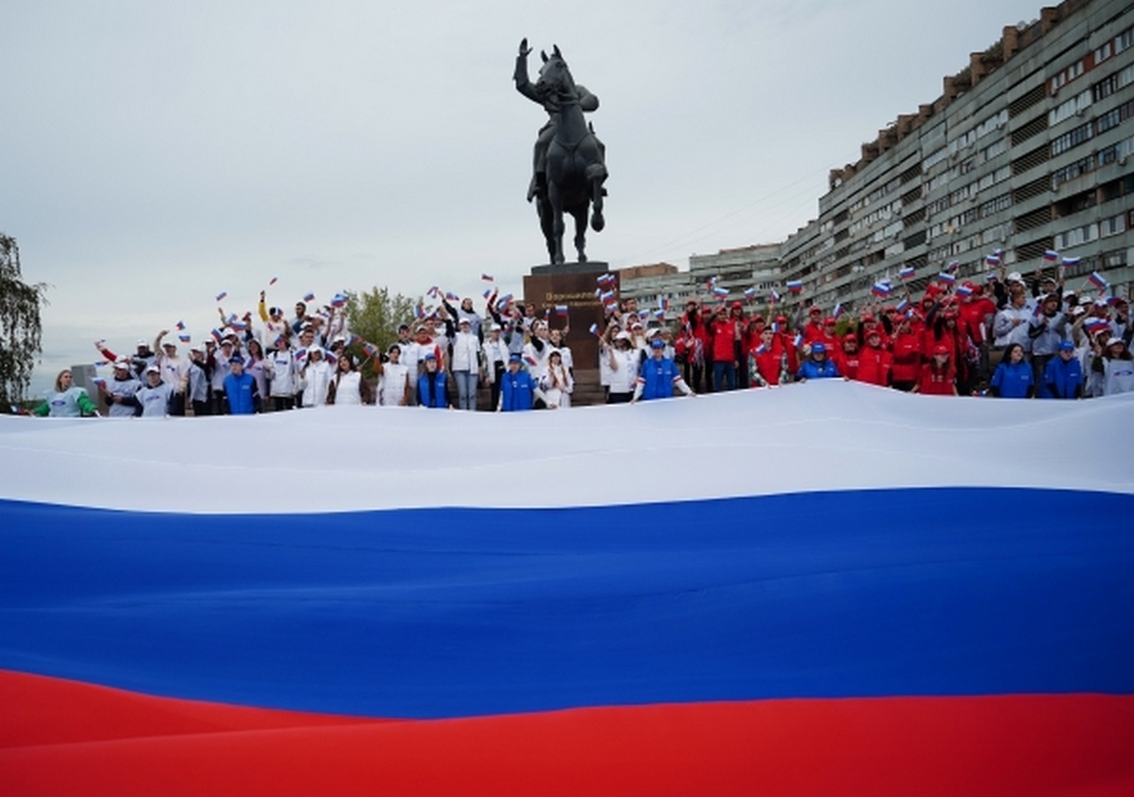 Участники флешмоба «С Россией навсегДА» у памятника Клименту Ворошилову в Луганске, 27 сентября 2022 г.