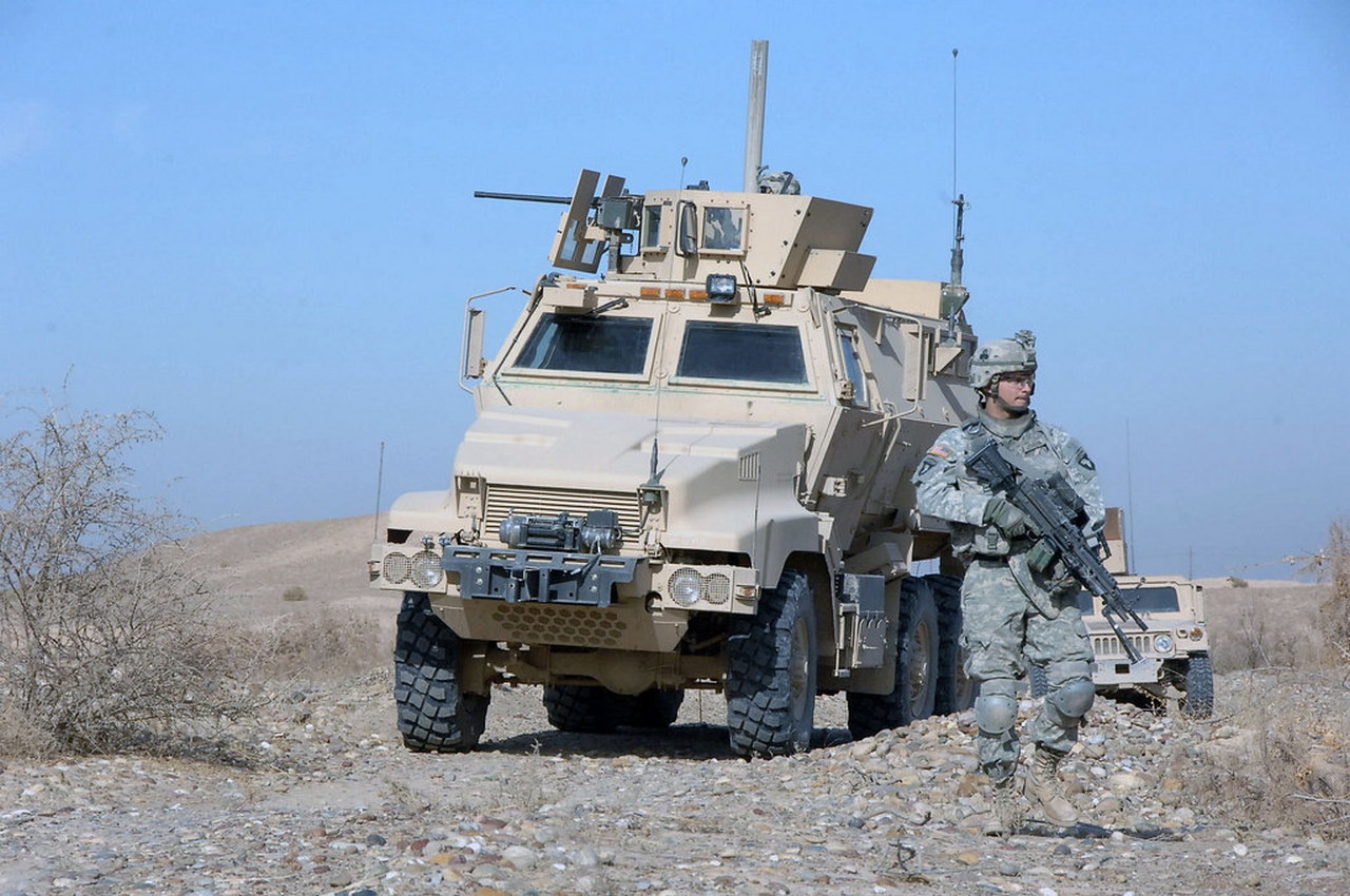 Военнослужащие 101-й вшд Армии США на патрулировании в Ираке.