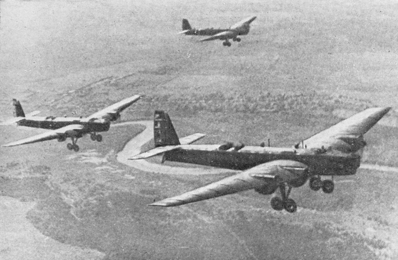 Советские летчики на ТБ-3, добровольно участвовавшие в национально-освободительной борьбы китайского народа против японских захватчиков. 1938 год.