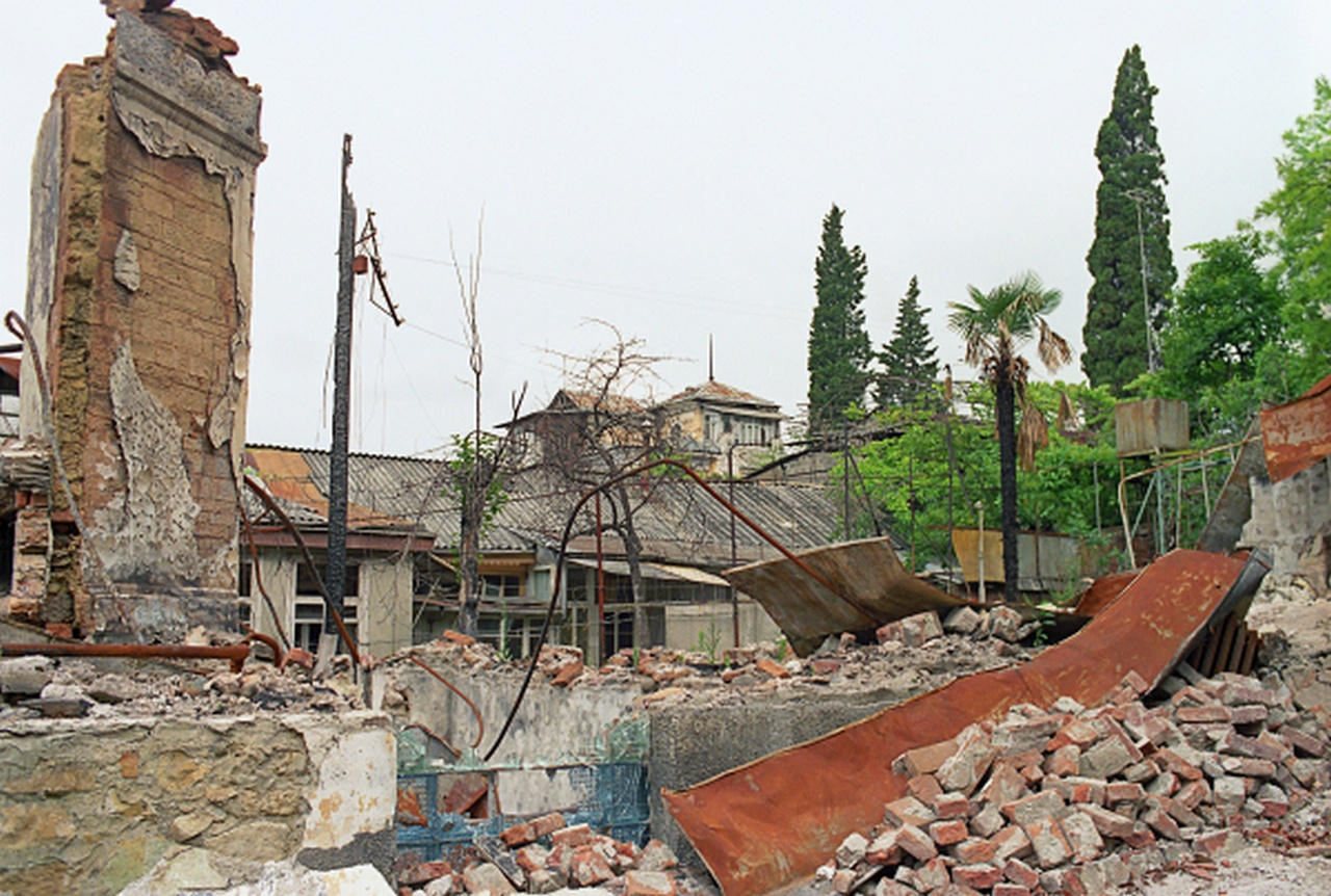 Разрушенные дома в центре Сухуми. 1992 г. Корчинский и его сообщники и сегодня на Украине разрушают, а не создают.