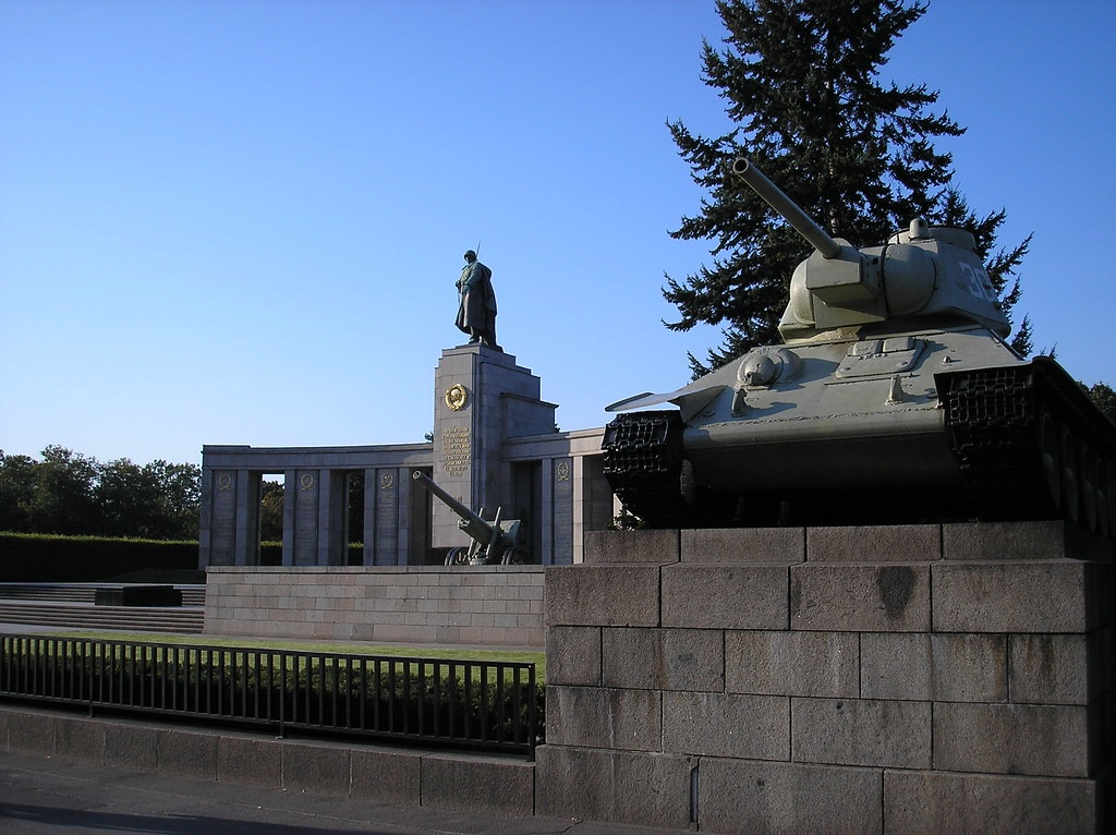 Этот Т-34-76 под №300 дошёл от Ленинграда до Берлина.