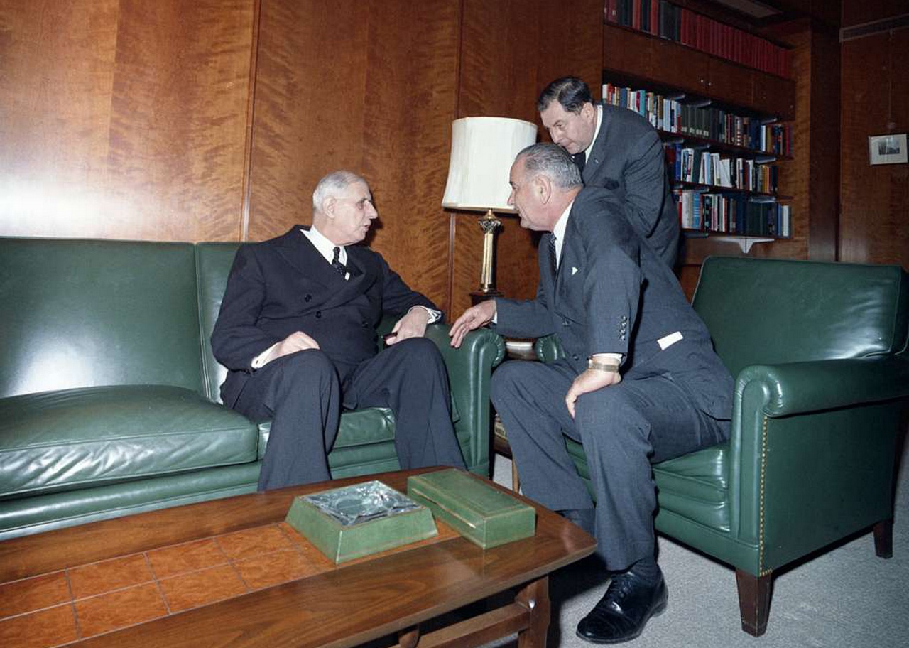 Президент Де Голь (слева) вывел Францию из военной составляющей блока НАТО.