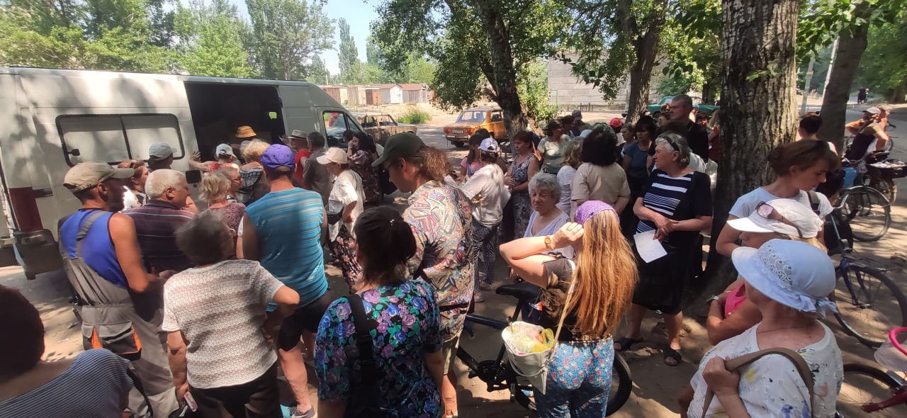 Рубежное. Заехали в какой-то квартал многоэтажек. Стали, открыли двери. Люди подходят за помощью.