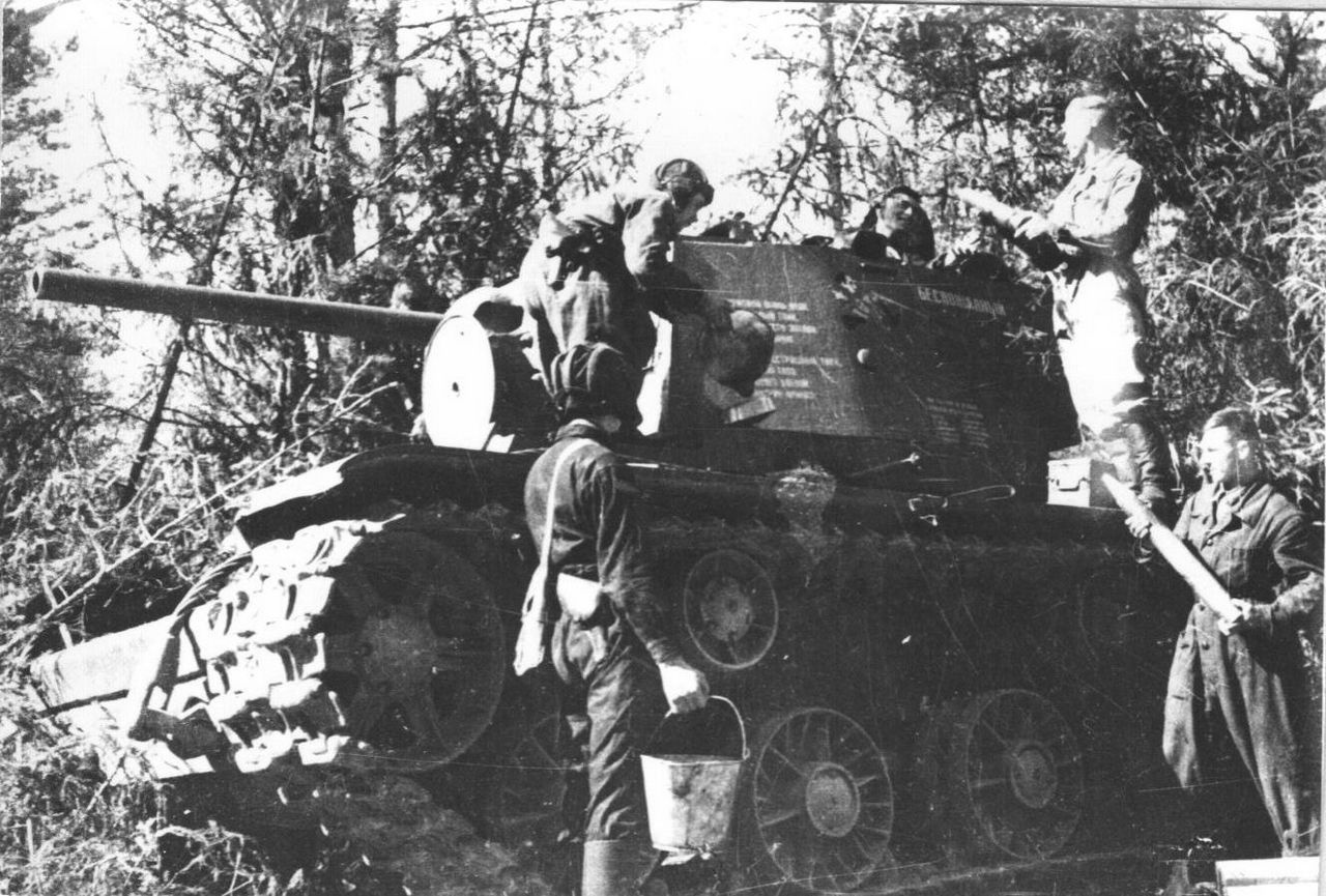 Члены экипажа танка КВ-1 «Беспощадный», построенного на средства художников Кукрыниксов и поэтов, загружают боекомплект.
