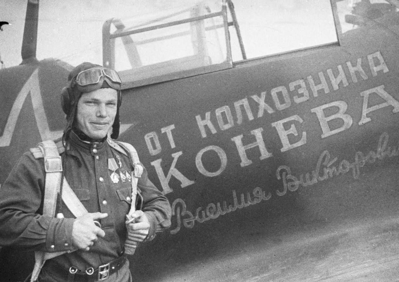 Герой Советского Союза Иван Кожедуб у именного истребителя Ла-5ФН.