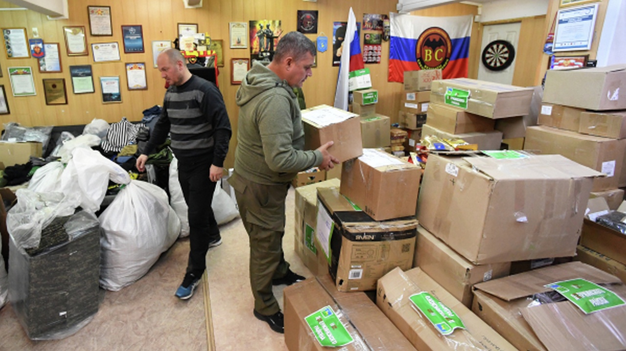 Члены Красноярской региональной общественной организации «Ветераны спецподразделений» сортируют собранную жителями гуманитарную помощь российским воинам.