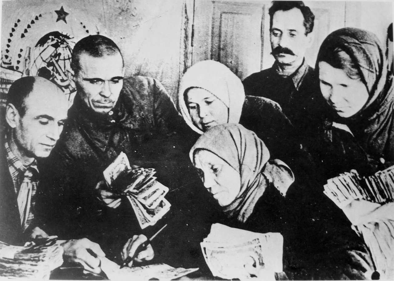 Советские граждане делают взнос в Фонд обороны, 1943 г.