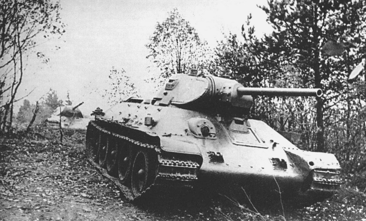 Танки Т-34 выдвигаются на позиции на Северо-Западном фронте, сентябрь 1941 г.