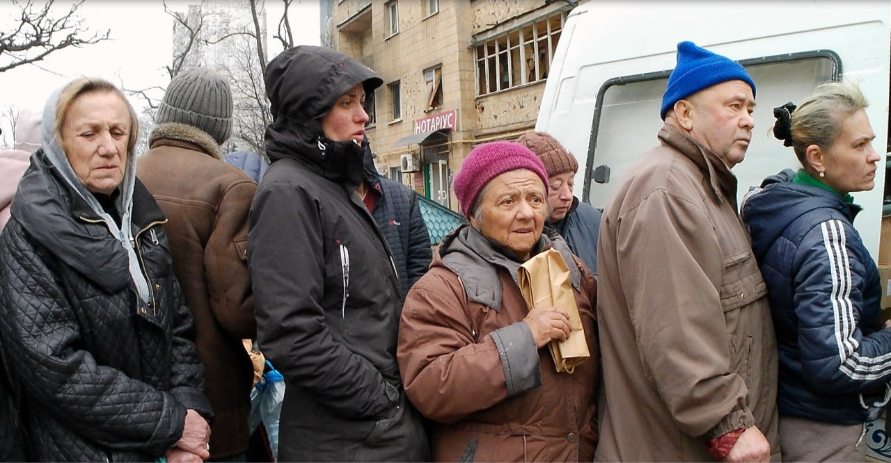 Мариуполь. Раздаём помощь в районе, куда помощь ещё не привозили. Люди тихо говорят, молча стоят. И в этом есть какое-то обречённое смирение.