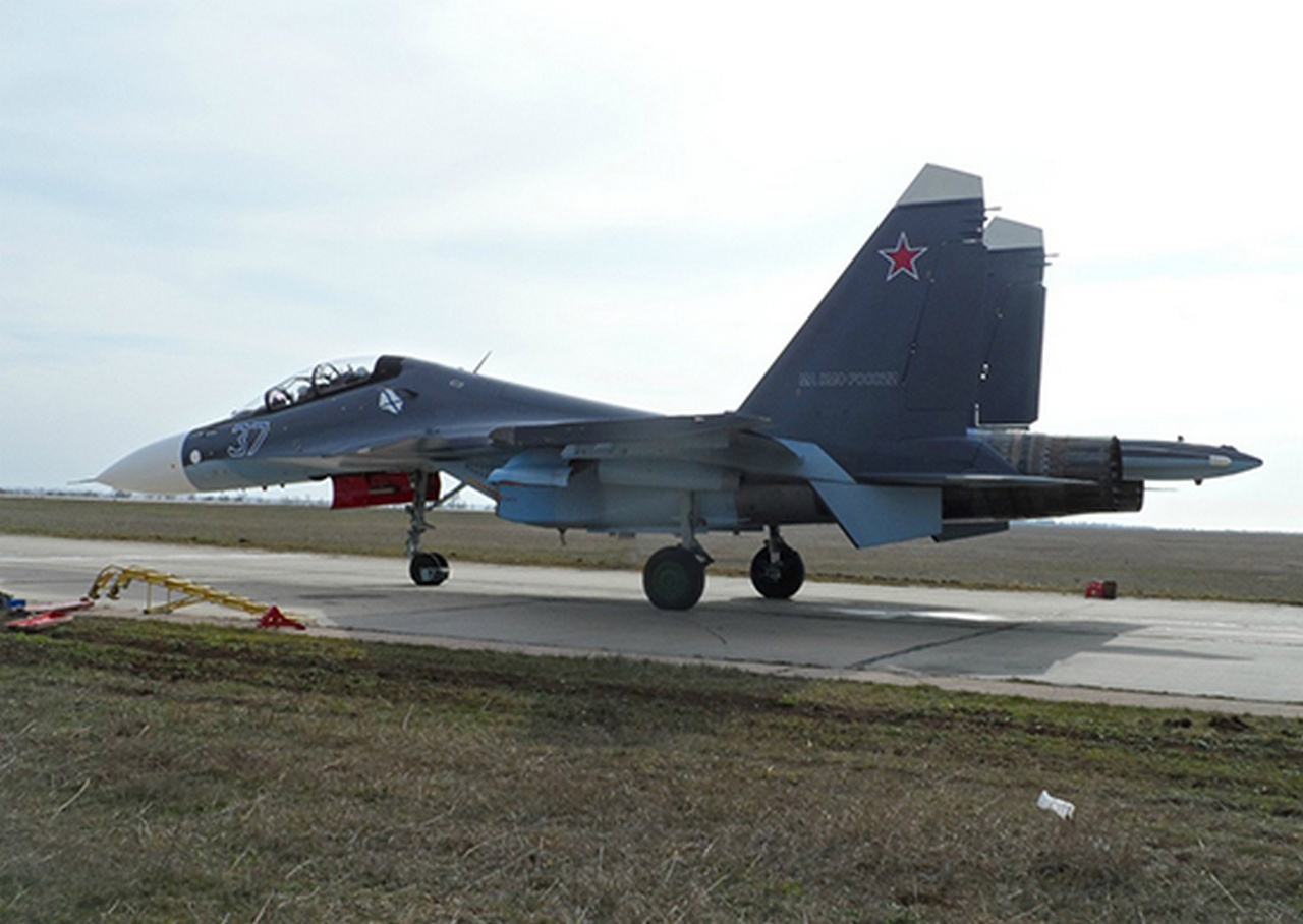 Многоцелевой истребитель-бомбардировщик Су-30СМ.