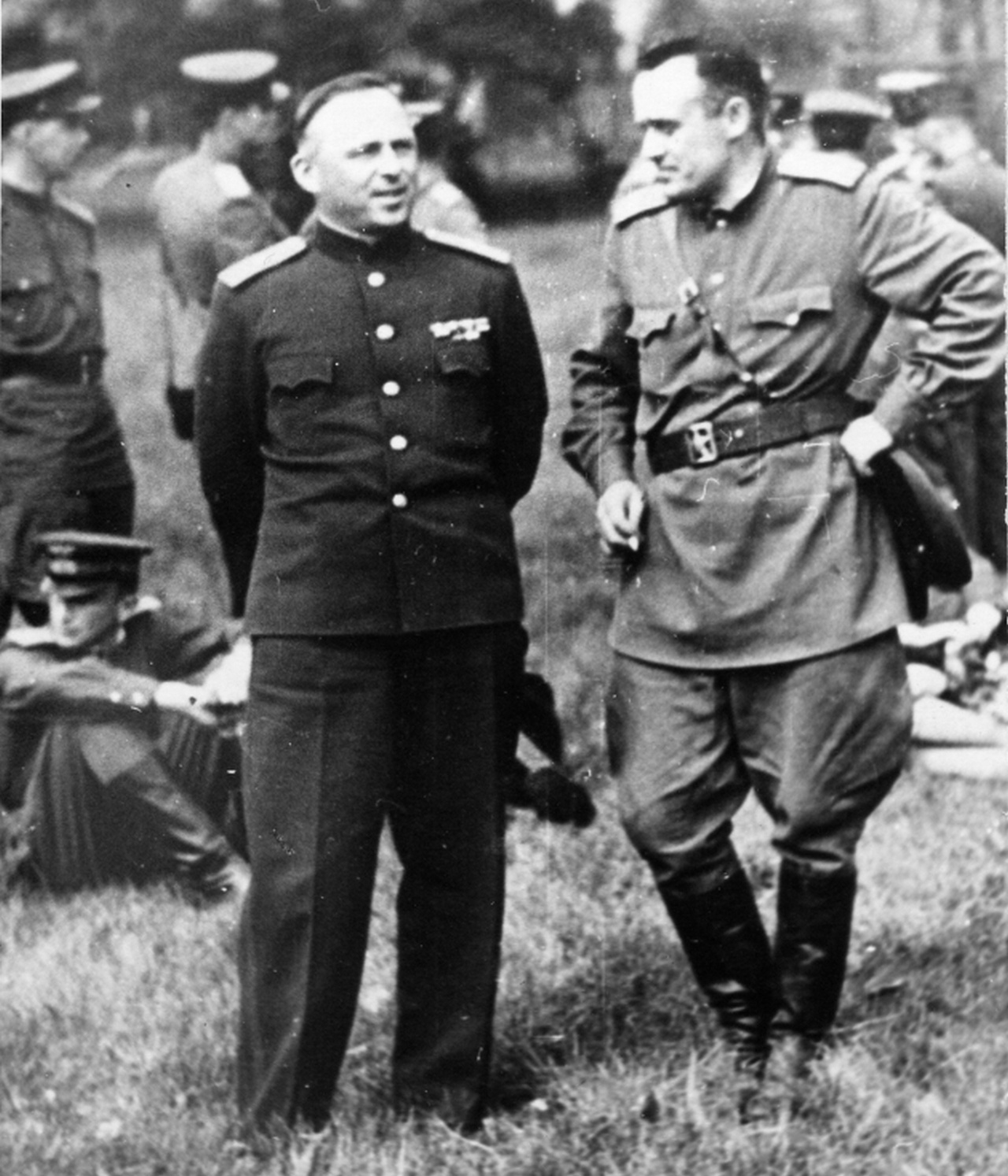 Генерал Александр Тверецкий (слева) и Сергей Королёв.
