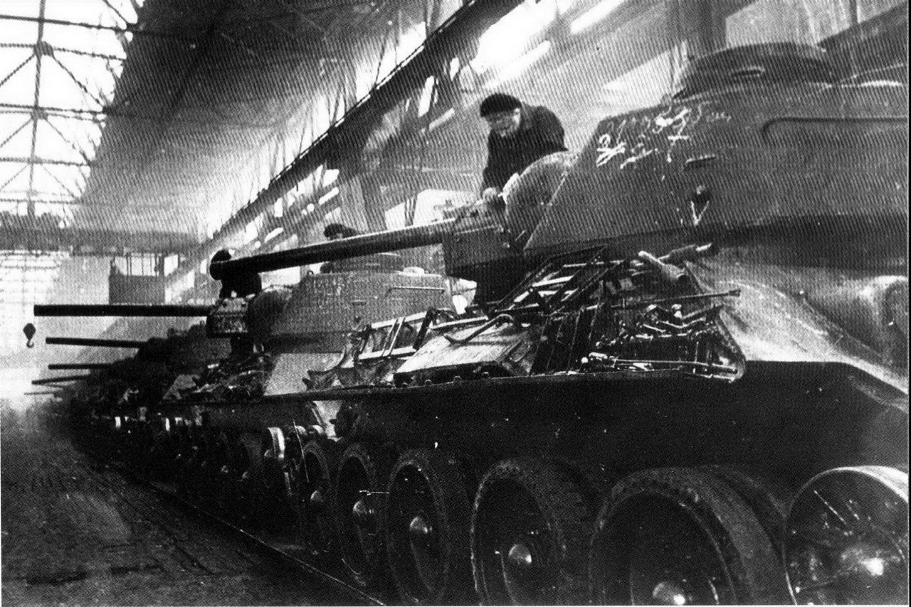 Сборка средних танков Т-34. 1943 г.