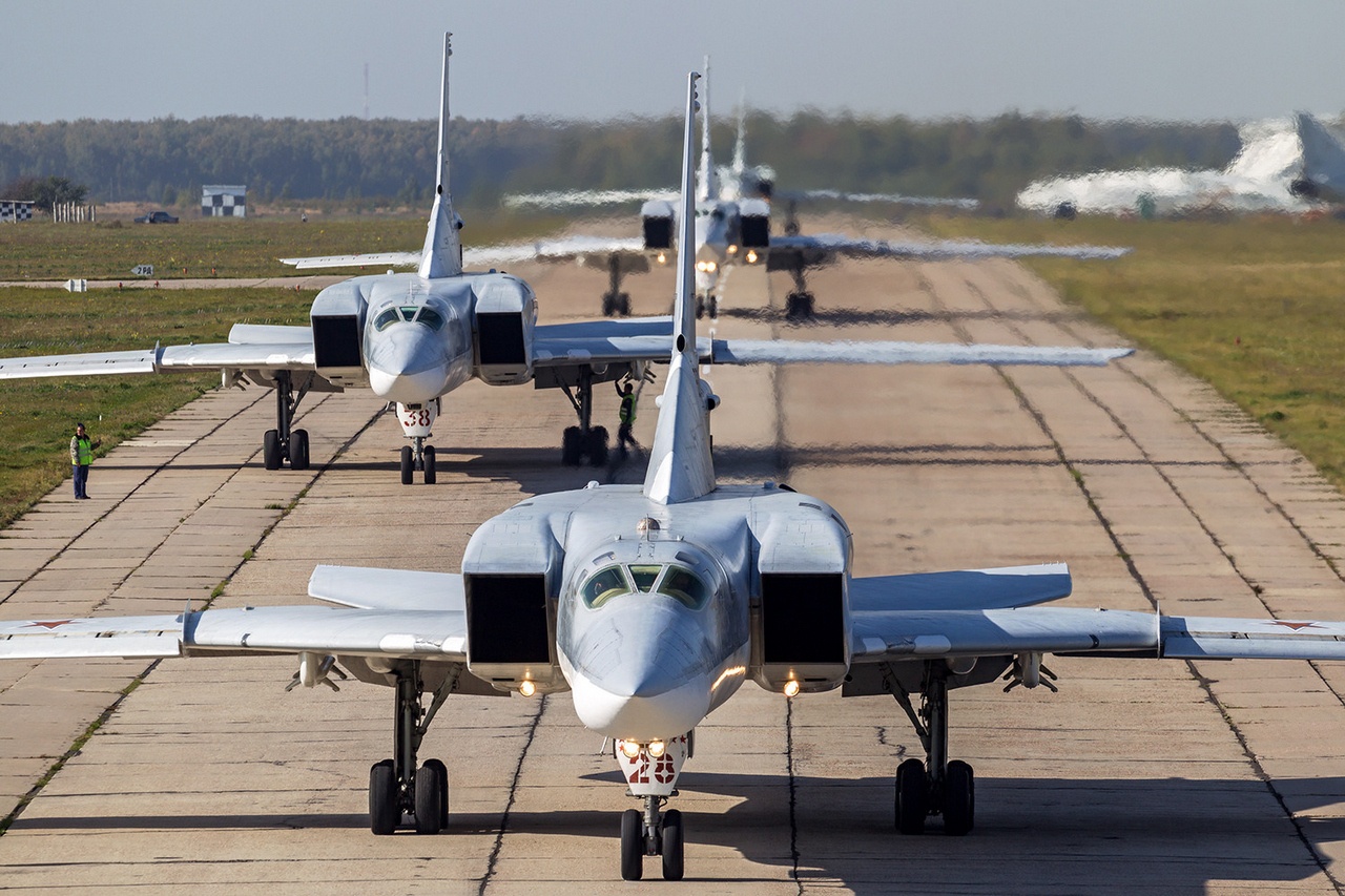 Дальние бомбардировщики Ту-22М3 готовятся к взлёту.