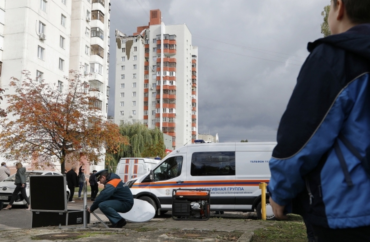 Автомобили специальных служб возле жилого дома на улице Губкина 42г в Белгороде, повреждённого в результате обстрела.