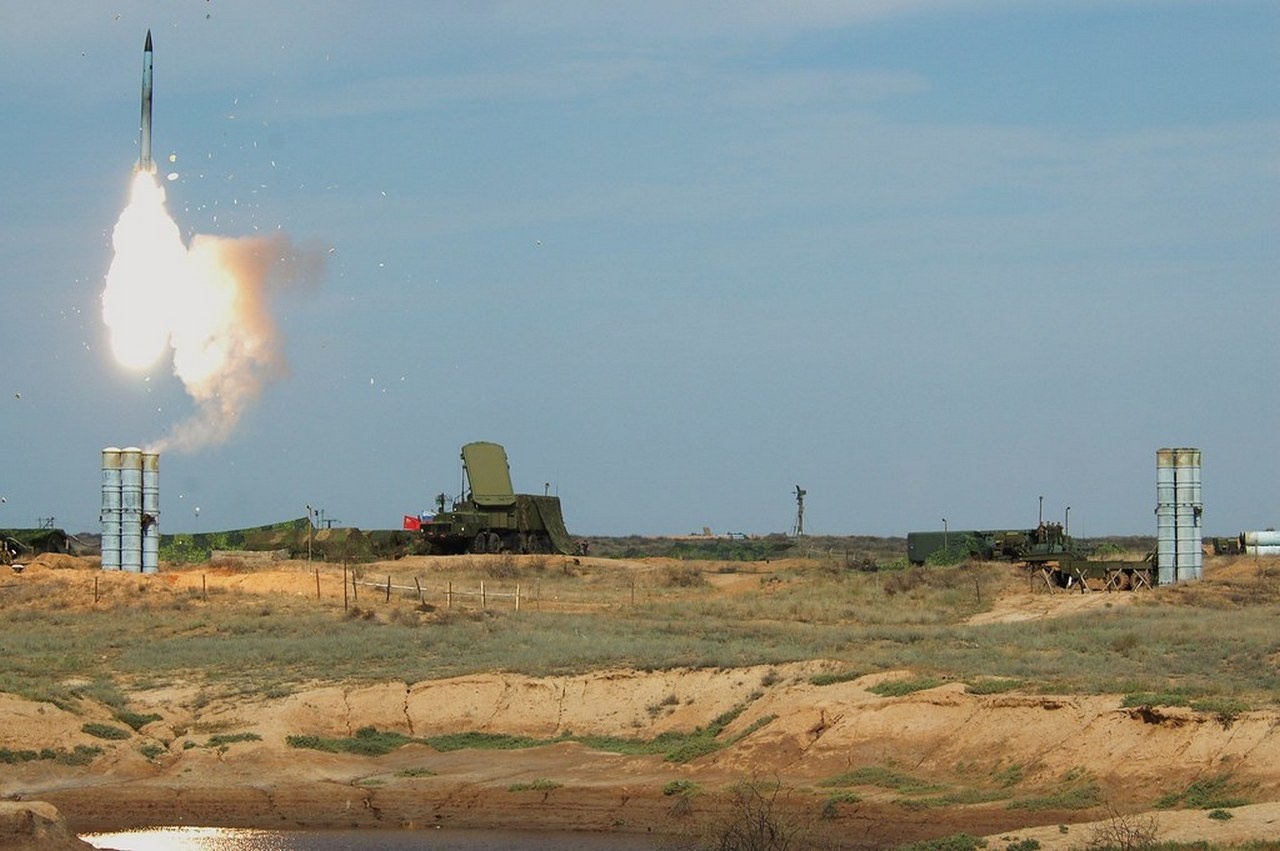 Пуск ракеты зенитного комплекса С-300 «Фаворит».
