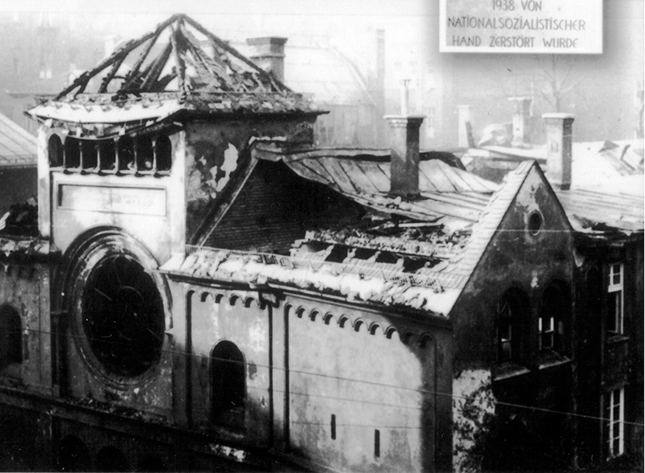 Разрушенная синагога в Мюнхене после Хрустальной ночи, 9-10 ноября 1938 г. Гитлер уничтожал евреев, как носителей чуждой «германскому духу» культуры. 